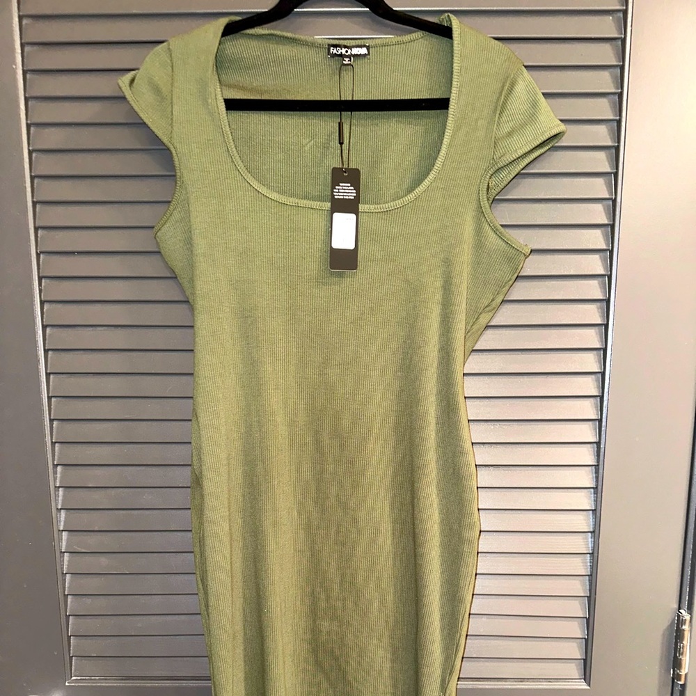 PLUS SIZE. NWT. Fashion Nova cap sleeve dress.